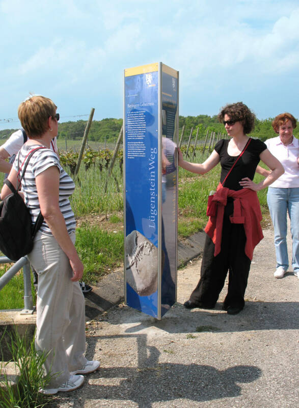 Die schlanken dreiseitigen Stelen des LügensteinWegs sind drehbar